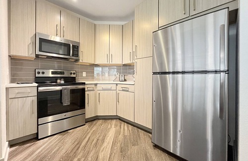 Carver City - Lincoln Gardens Apartment | Luxury 3 BR in Westshore, Fountain Views