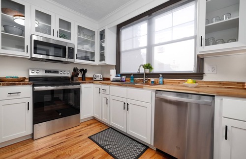 Bassett House | Luxury 3BR Getaway Steps From the River access