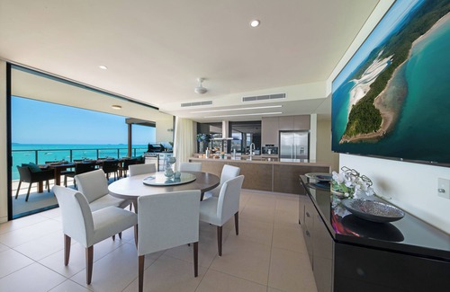Airlie Beach Apartment | Luxury 4 Bedroom, 4.5 Bath Whitsunday Penthouse Apartment with ocean views