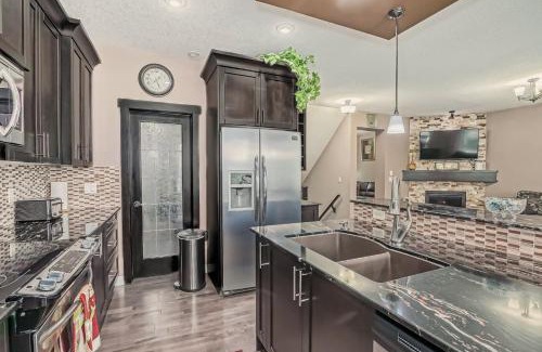 Panorama Hills House | Luxury 4 Bedroom Cozy Home close to YYC, Shops, DT, Stampede, Mountains and many amenities in Panorama Hills NW Calgary
