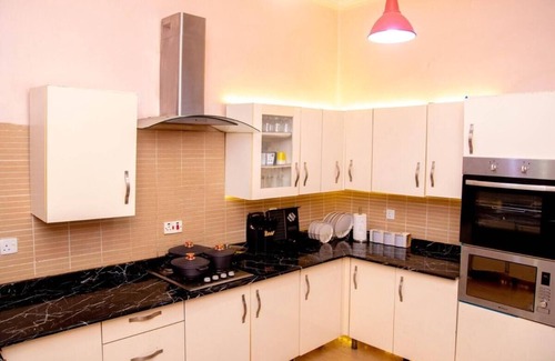 Lagos House | Luxury 4 BR Apt w Parking, Hot Tub, Magodo Estate
