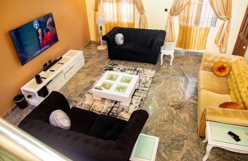 Lagos House | Luxury 4 BR Apt w Parking, Hot Tub, Magodo Estate