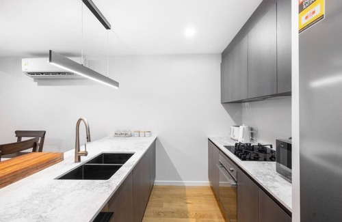 Fortitude Valley Apartment | Luxury 4BR Cozy Home Pool/Gym/Sauna/wParking @ CBD