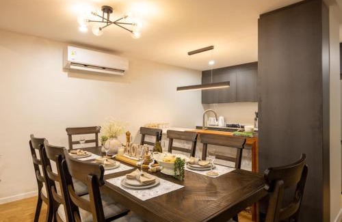 Fortitude Valley Apartment | Luxury 4BR Cozy Home Pool, Gym, Sauna, wParking at CBD