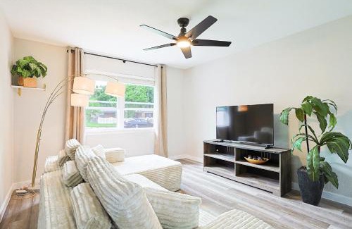 Mesquite House | Luxury 4BR Retreat 10 Mins to Downtown & Lake