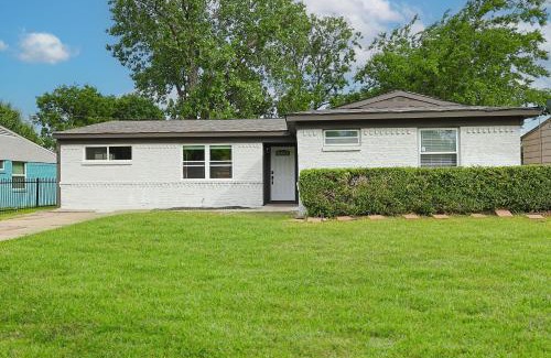 Mesquite House | Luxury 4BR Retreat 10 Mins to Downtown & Lake