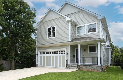 Aurora Highlands House | Luxury 5-bed 4.5 Bath house in Arlington. Walk to metro and Pentagon City Mall