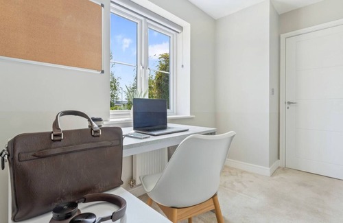 Bicester House | Luxury 5 bed House with Hot-tub near Bicester Village