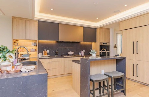 Lakeview House | Luxury 5-bedroom Lakeshore Home