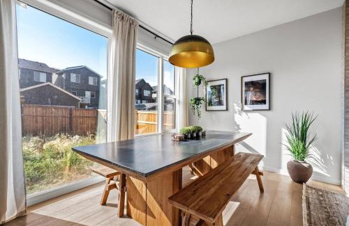 Calgary House | Luxury 7 Bedroom House with Karaoke Sound System and 100 Inch Projector