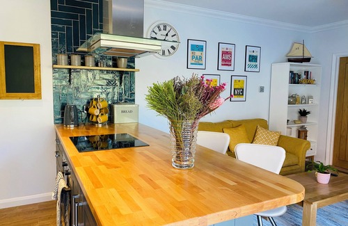 Norwich Apartment | Luxury Apartment-Golden Triangle, Parking & Garden