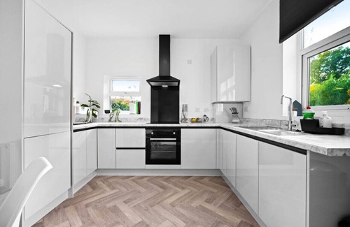 King's Heath Apartment | Luxury Apartment - Netflix - On Street Parking