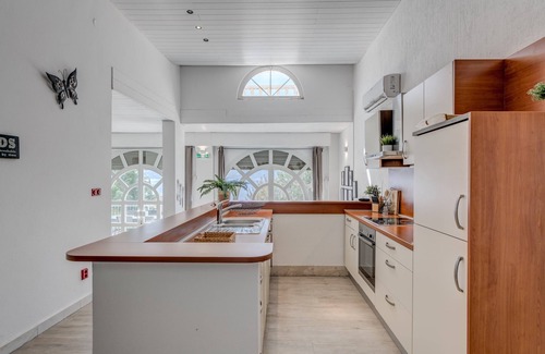 Tice Apartment | Luxury apartment with shared pool,patio & sea view