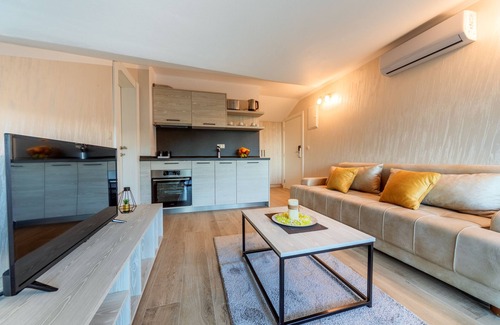 Kaluđerac Apartment | Luxury Apartments Queen - One Bedroom Apt with Sea View - Attic
