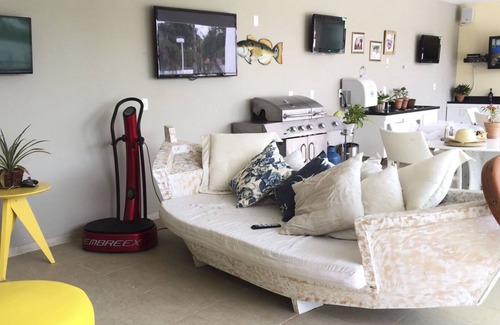Guarajuba House | Luxury Beach House, 6 Suites, Pool and BBQ Area