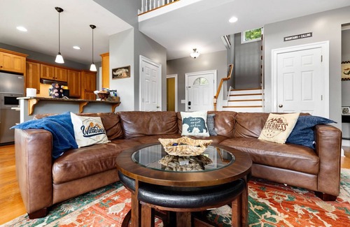 Pedlars Edge House | Luxury Black Bear Lodge: Stunning 4 Season Mountain Views! Perfect for Families.