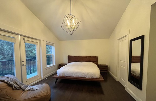 Anmore House | Luxury Buntzen Lake Retreat w/ 7 Person Salt Water Hot Tub!