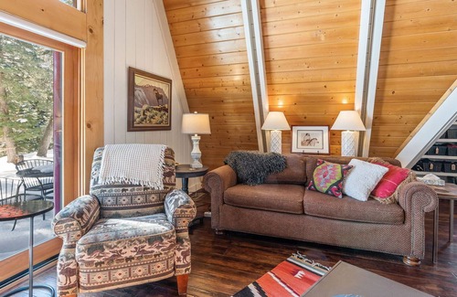 Columbine Lake Cabin | Luxury Cabin with Incredible Lake View! Sleeps 8