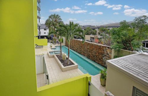 Cairns Central Business District Apartment | Luxury Cairns Stay with Pool and BBQ