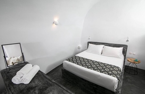 Oia Hotel | Luxury Cave Villa with Outdoor Jetted Tub and Sea View