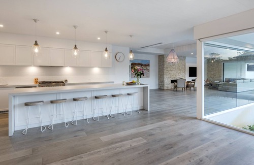 Mount Claremont House | Luxury Coastal Hamptons - 6 Bedrooms, 4 Baths, Large Pool & Parkland