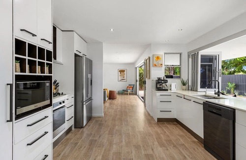 Casuarina Apartment | Luxury coastal retreat only 250m from the beach!