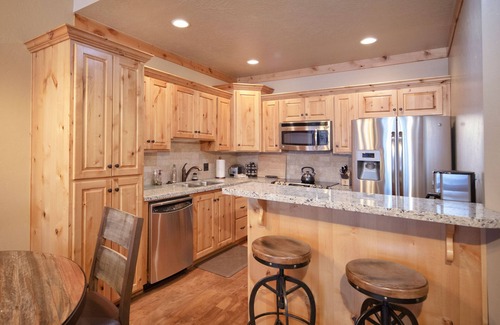 Victor Condo | Luxury Condo in Victor. A/C, W/D, WiFi, Balcony, Grill, Garage Parking. #206