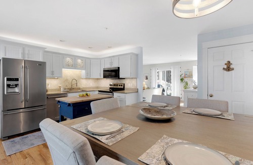 Old Orchard Beach Condo | Luxury Condo with a Pool in wonderful Old Orchard Beach!