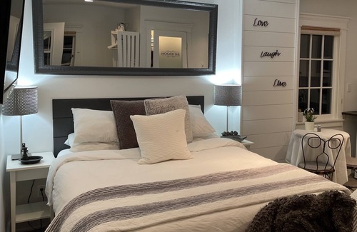 Victoria Bed & Breakfast | Luxury Cottage Private HOT TUB - GARDEN