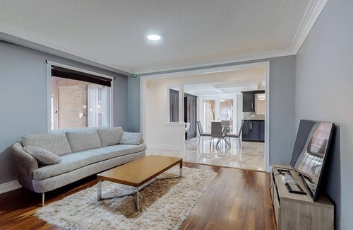 Gormley House | Luxury Country Estate in Stouffville | Huge Yard Sunroom Games & Family Fun