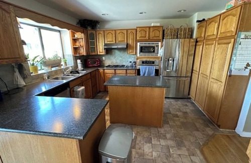 Port Moody House | Luxury Country Style Home - W -. +Hottub And Gym+ . Pet friendly# #Sleeps 5#