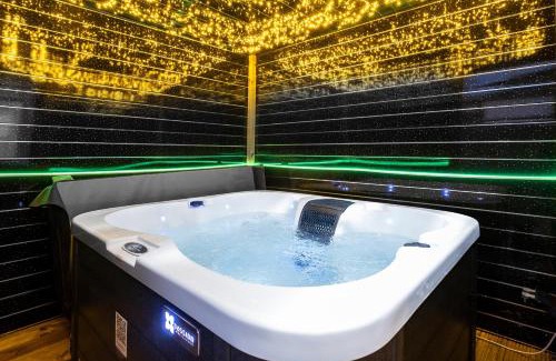 Birmingham House | Luxury Cozy 2 bed house hot tub family friendly business traveler family of 4 - 6 with parking close to Birmingham city centre , M6 , Aston univerity , Great Barr Birmingham