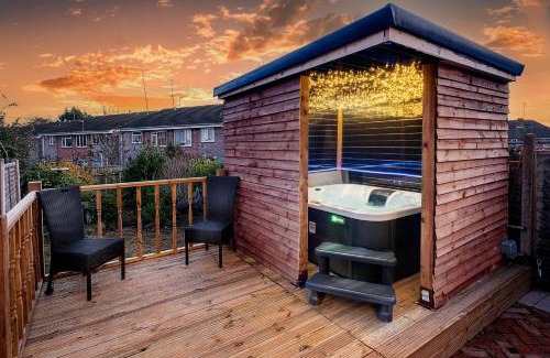 Birmingham House | Luxury Cozy 2 bed house hot tub family friendly business traveler family of 4 - 6 with parking close to Birmingham city centre , M6 , Aston univerity , Great Barr Birmingham