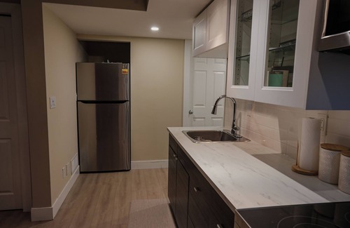 Surrey House | Luxury/Cozy rooms in Home