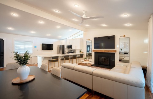 Southwest Anaheim House | Luxury Disneyland Home: Family & Exec Friendly