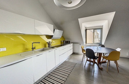 Granville Apartment | Luxury duplex downtown with parking, close to port and beach