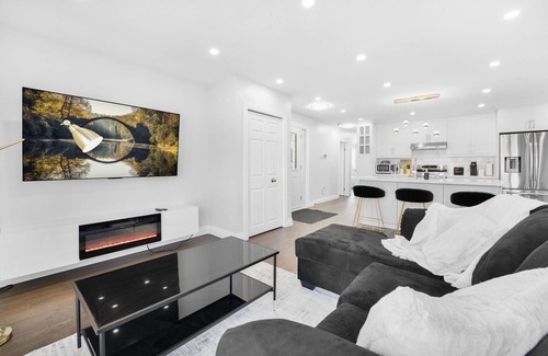 Kitchener House | Luxury Estate+Renovated 3 Bedroom+65" TV+WFH+Sleeps 7