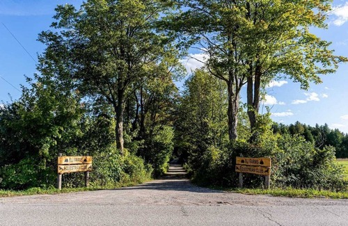Puslinch House | Luxury Farm w/ pool & hot tub. Weekend Getaway