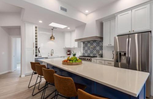 Casas Adobes House | Luxury Foothills Oasis with Mountain Views