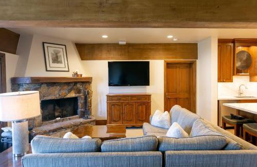 Deer Valley Apartment | Luxury Four Bedroom Suite with Three Hot Tubs apartment hotel