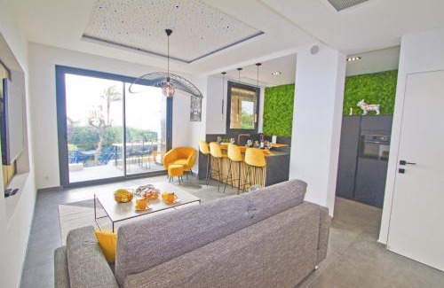 Les Baumettes Apartment | Luxury Garden Jacuzzi Promenade