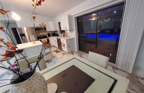 Spring Hill House | Luxury Getaway, Heated Pool, Weeki Wachee Mermaids City