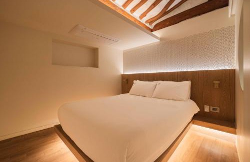 Seochon Villa | Luxury Hanok Alley Haven