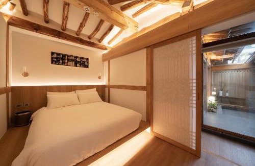 Seochon Villa | Luxury Hanok Graceful Haven