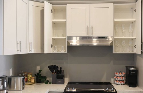 Niagara Falls Apartment | Luxury Haven | W/BBQ | Only 7 Minutes to Falls