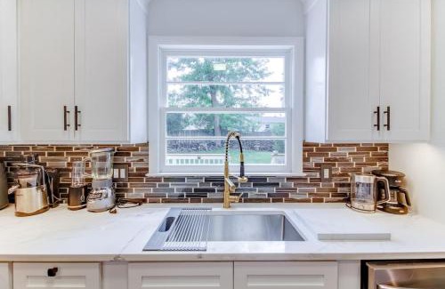 Dunn Loring House | Luxury Home in Heart of Vienna w/ huge backyard