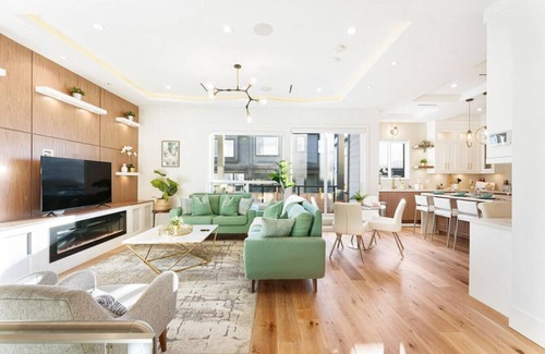 Surrey House | Luxury Home | King Bed | Monte Chino