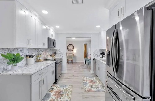 Largo House | Luxury Home Mins To HCA Hospital Beach & Downtown