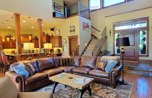 Redmond House | Luxury Home- On the Golf Course w/Private Hot Tub