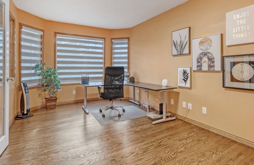 Edgemont House | Luxury Home! w/King [Home Theatre] BBQ {Jacuzzi}